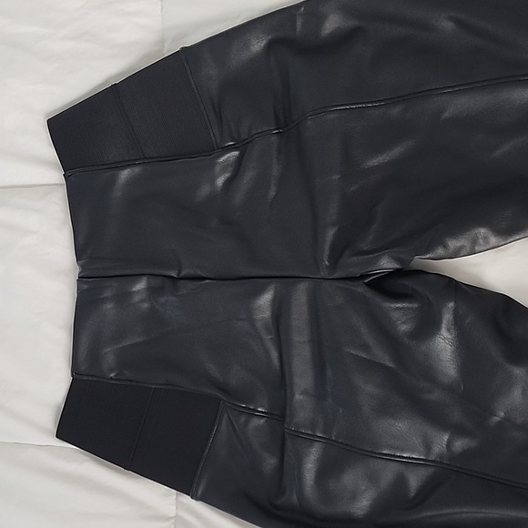 Faux leather leggings, with tummy control and elastic sides - Picture 6 of 8